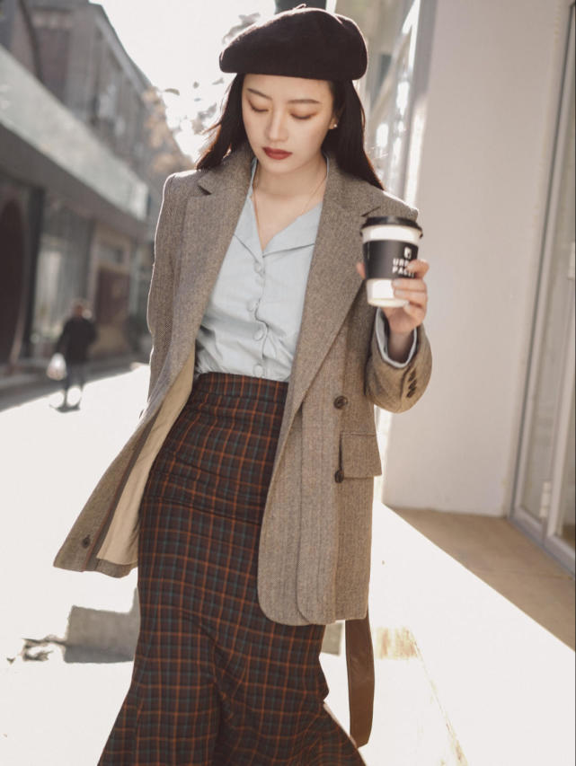 卡其色|秋冬,怎么穿西服超好看?搭配上半身裙或者紧身裤,高级又洋气