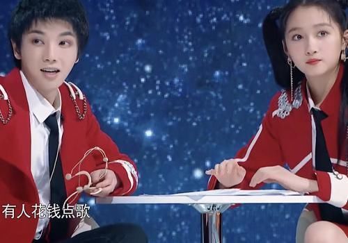 王牌沙溢贾玲演小品时,谁注意华晨宇跟关晓彤在干啥关系真好