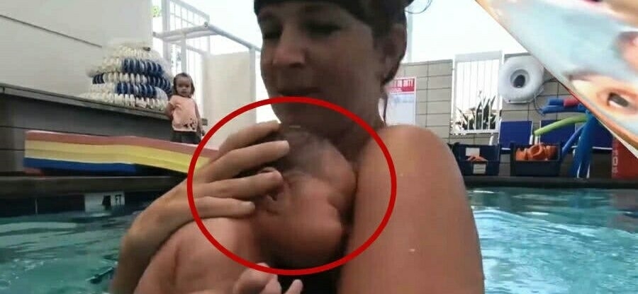 不已|刚刚出生的婴儿,就这样被妈妈扔在水里学游泳,网友心疼不已