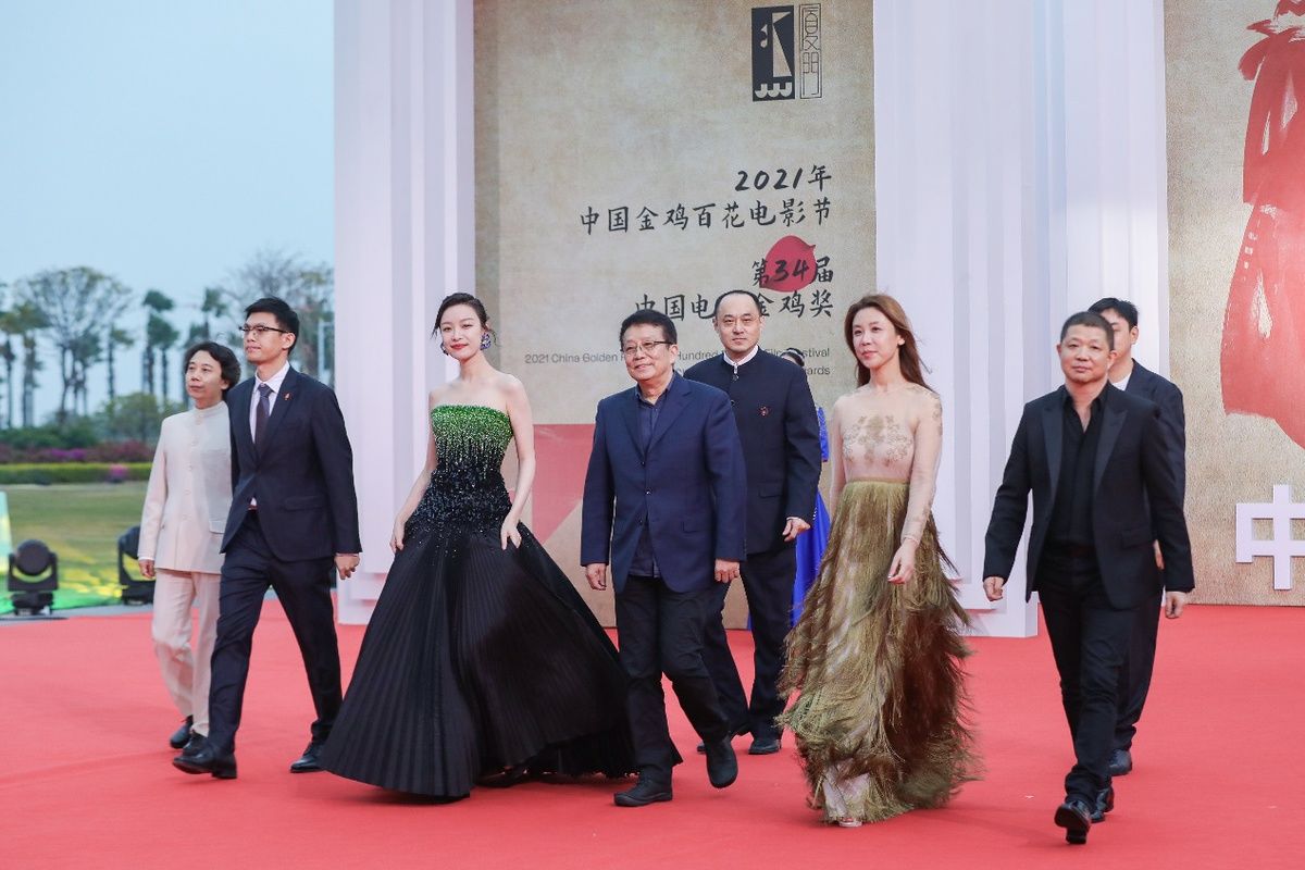 星光閃耀 照亮鷺島！ 明星大咖紛紛登場(chǎng)第34屆中國(guó)金雞百花電影節(jié)閉幕紅毯