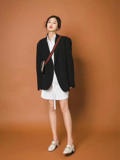 今年开春流行一种新穿法，叫“短外套+乐福鞋”，时髦洋气忒有范