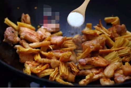 阵阵飘香的蒜香腐竹烧肉,吃过一次就忘不了