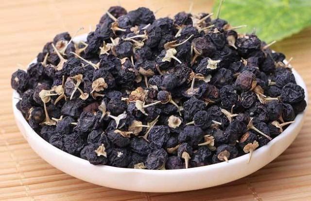 黑枸杞|男人想肾好,4种食物当“零食”,连吃7天,让肾“生机勃勃”