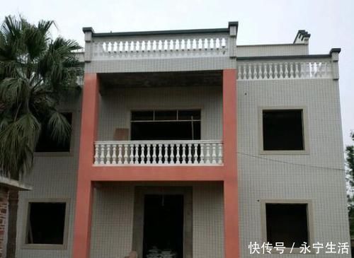 邻居们|打工仔回农村18万建房、8万装修，12米宽的大门被邻居们指指点点