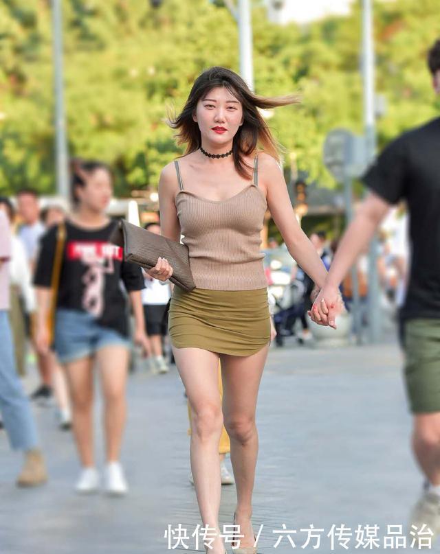 如何把基础款穿出个性吊带背心+短裙,看起来美观大方又显气质