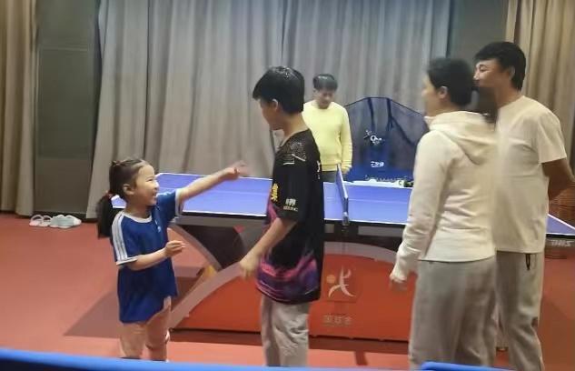 家庭内战|王楠家庭内战!母女4-0横扫父子,富豪老公抱胸憋嘴:险胜而已