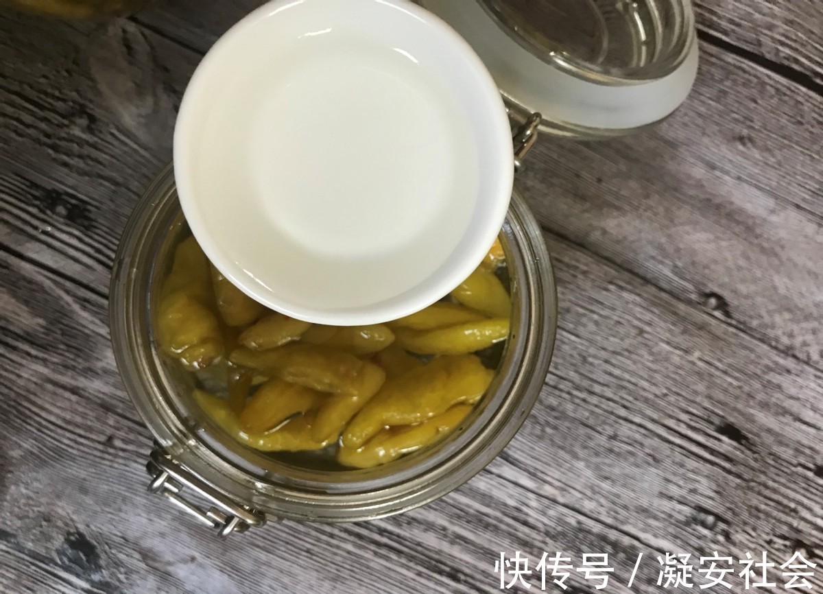泡椒凤爪|网红小吃泡椒凤爪,在家做非常简单,酸辣开胃