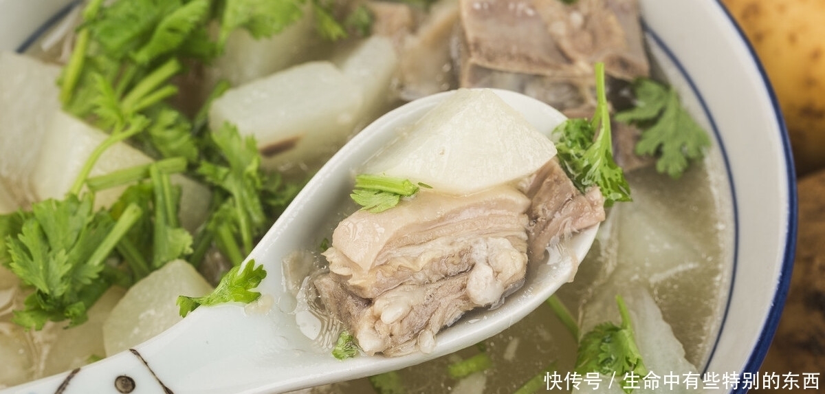 炖羊肉汤时,不要放进过多的调料,只需3样,羊汤奶白鲜美无膻味