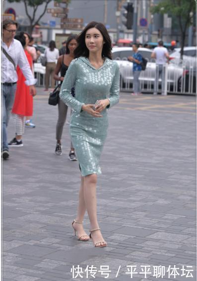 淡蓝色亮片裙搭配珍珠装饰凉鞋,时尚优雅,高端大气上档次