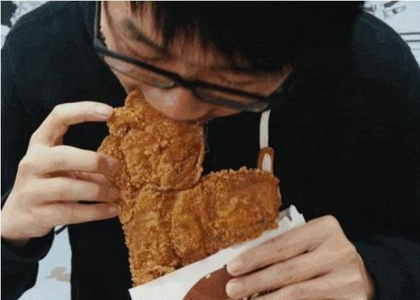 孩子|儿子抢别人鸡排吃,妈妈一旁帮腔护短,女孩的回答让妈妈后背发凉