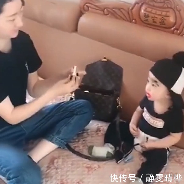 年纪|亲姐弟相差20岁,看见儿子被女儿扮成“最靓的崽”,妈妈后悔了