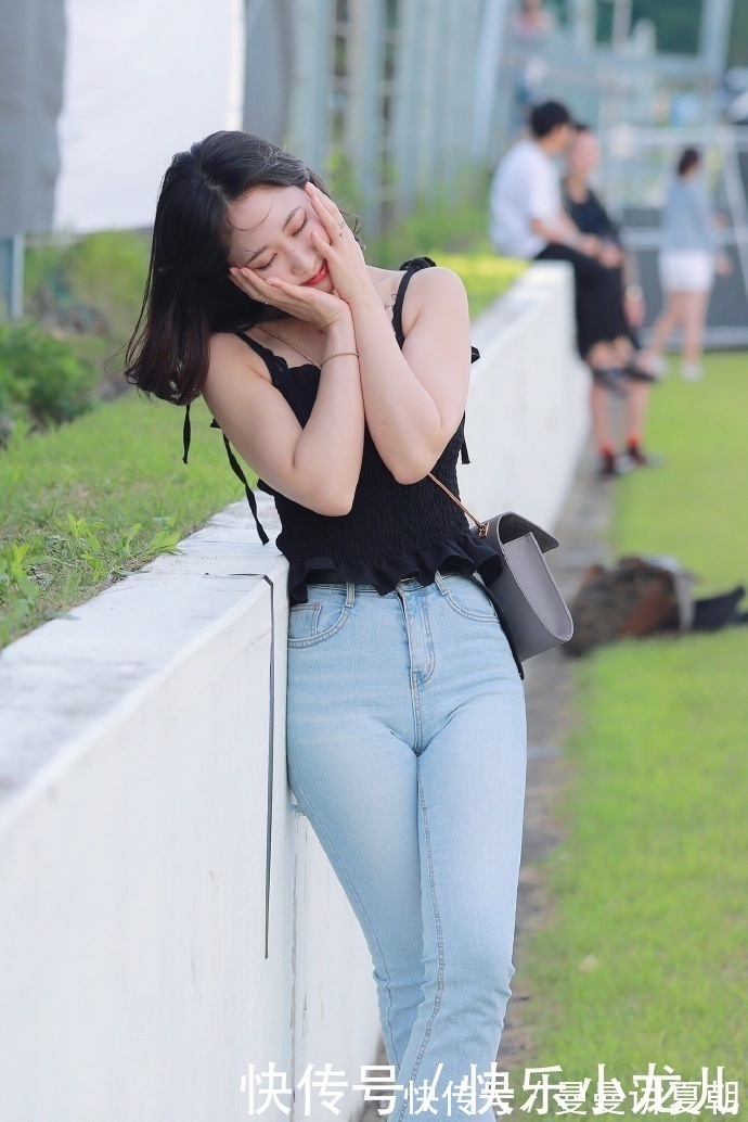 高跟鞋|穿搭黑色吊带背心加上牛仔裤,营造了大长腿的视感