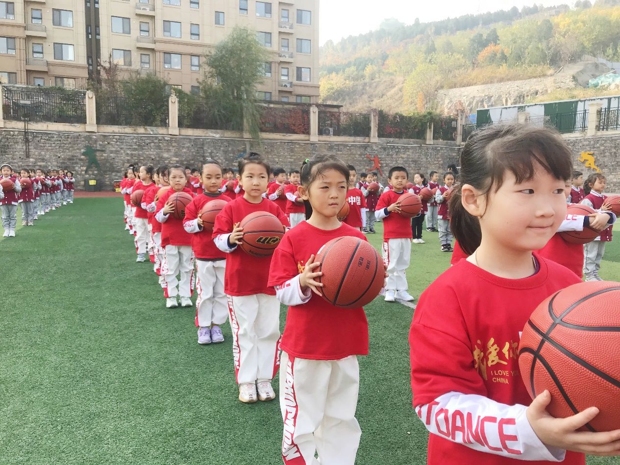 一年级|济南高新区凤凰路小学一年级同学在篮球操比赛活动中绽放风采