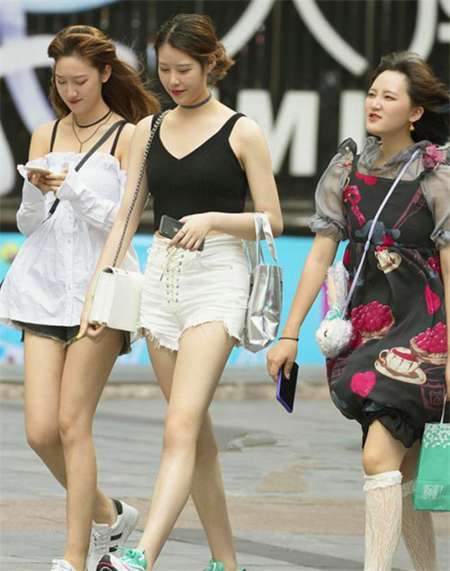 超短裙|路人街拍，芳菲妩媚的小姐姐，唯美的穿搭很动人，哪一位最美