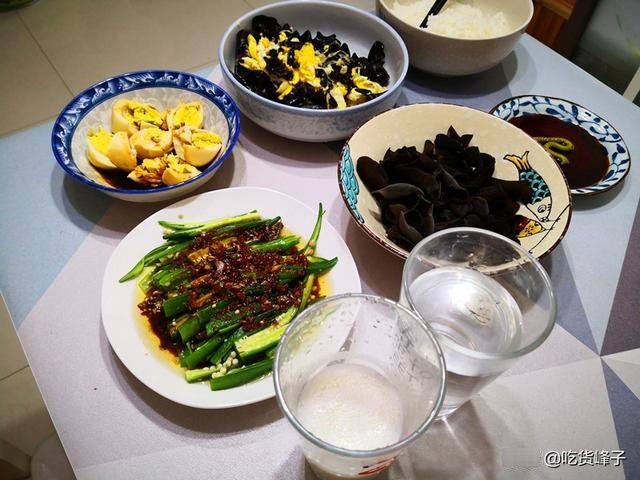 一个人|一个人吃饭，我从不叫外卖，也不凑合，网友：菜不精致但养人