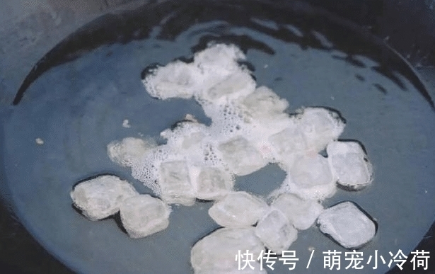 白砂糖|炒糖色时,应该放油还是放水?很多人都做错 ,难怪肉发苦发焦!