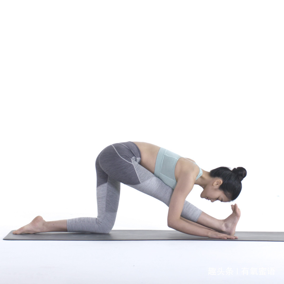 半神猴式|女人“柔”起来才美,5个瑜伽体式,帮助提高身体柔韧性