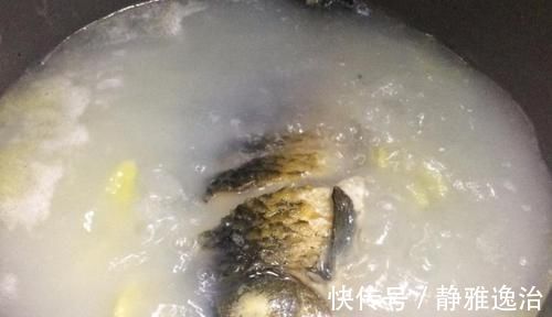 鲫鱼汤如何炖出奶白色?大厨:这一步最关键,鱼汤奶白,味道鲜
