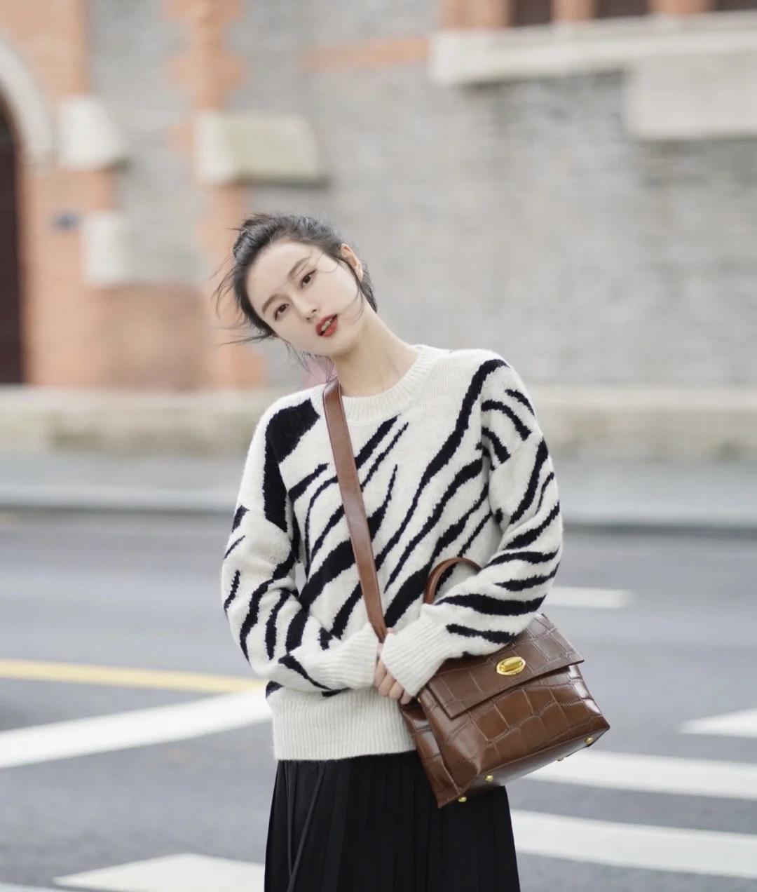 小姐姐 冬天降温了毛衣怎么穿?这几个搭配方法,让你秒变温柔小女人!