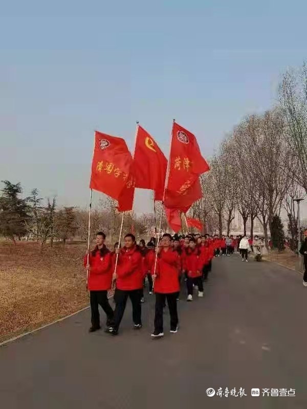 清华园学校中学部|菏泽市定陶区清华园学校初中部开展“徒步·合唱庆元旦”活动