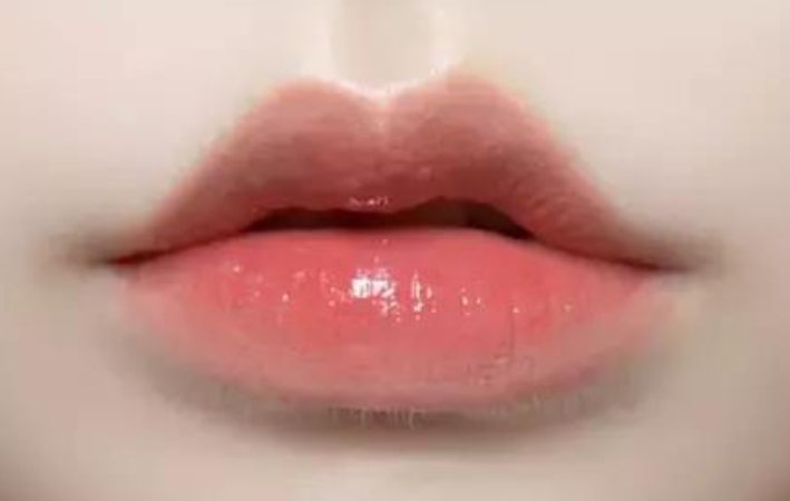 润唇膏只会涂嘴唇?原来还有“这3个”用处,早知早受益