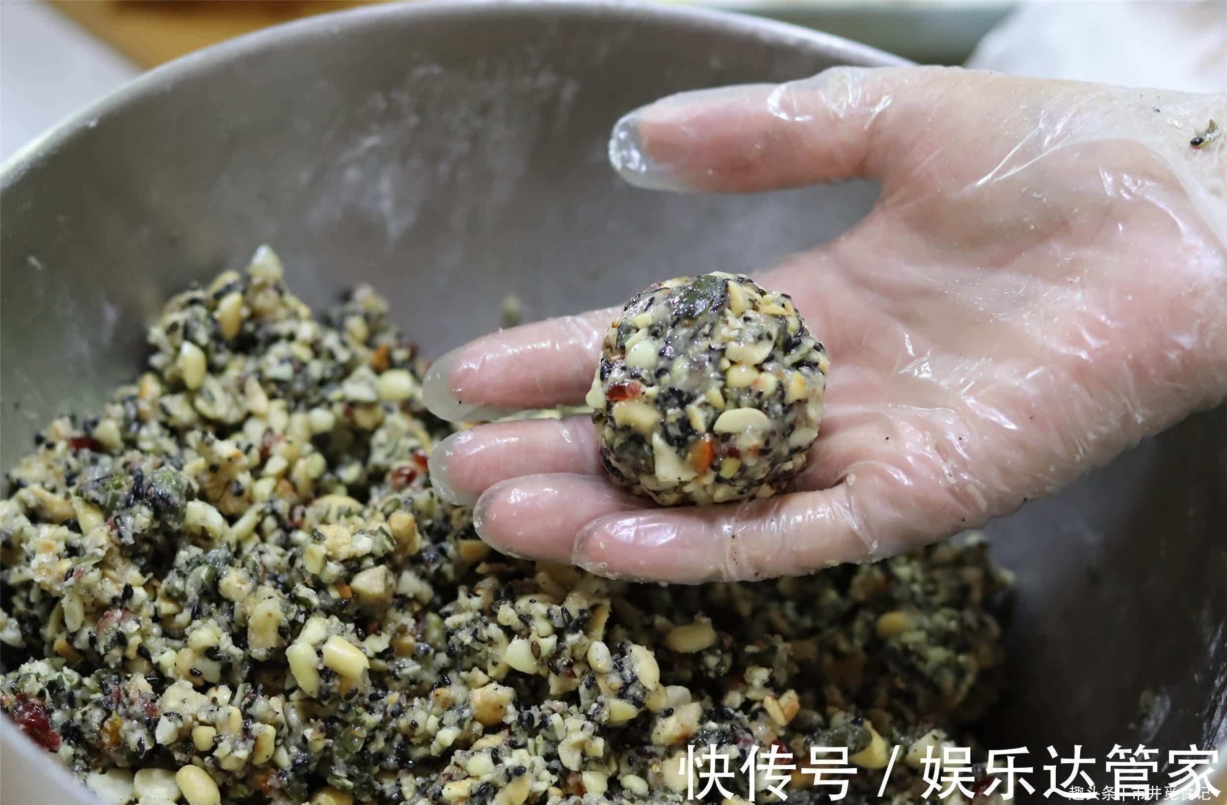 细砂糖|自制五仁馅月饼，不计成本，用这5样果仁可真香，连吃几个都不腻