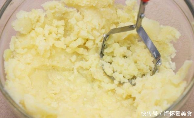 它是天然的碱性食材，女人多吃，嘴巴不臭，头发变黑，皮肤也嫩了