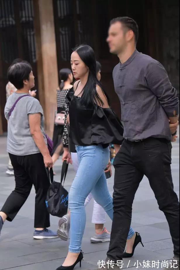 路人 街拍路人,俏皮活泼,显瘦可爱的穿搭参考,能让你成为全场的亮点