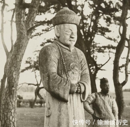 洗衣服|百年前的清朝人有多逗?洗衣服还不忘叼着一根烟,和雕像拍照的男子太傻气了