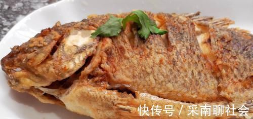 煎鱼|不管煎什么鱼，都别急着下锅，油分2次倒，鱼皮不再粘锅
