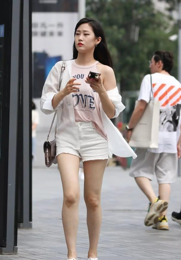 街拍仪态万千的小姐姐，肌肤如玉，轻松秀出高挑曼妙的好身材