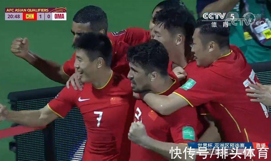 李铁|1-0!武磊张开双臂庆祝,阿兰洛国富簇拥,国足6人抱团振臂怒吼