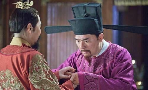 皇帝偷偷在宰相衣服上烫个洞,第二年发现洞还在,下令:打开库房