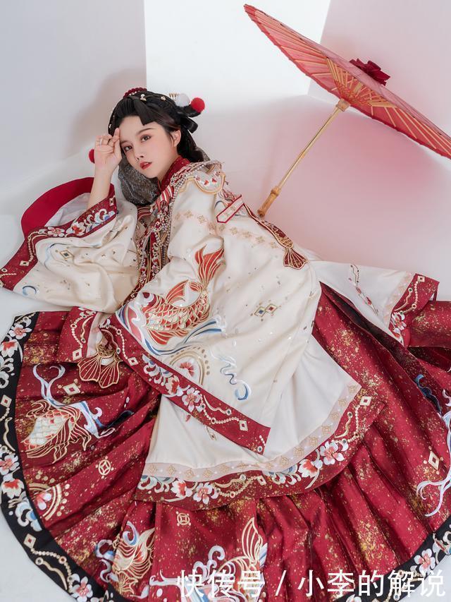 悬崖上的金鱼公主|这件汉服很特别，像是“戏服”，萌新很喜欢，资深同袍却很抵触