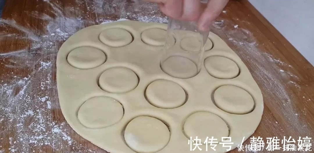 早餐新吃法，面粉里加1个鸡蛋，放入冰箱冷藏，比油条麻花都好吃