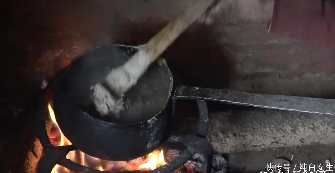 尼泊尔山区穷人的生活,只炒一个青菜,大人吃玉米糊小孩吃大米饭