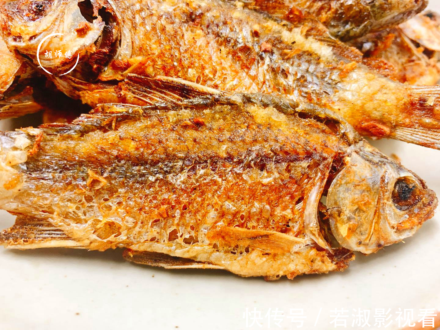 做法|炸鲫鱼时,有人裹面粉,有人直接炸,都不对!教您正确做法,真脆