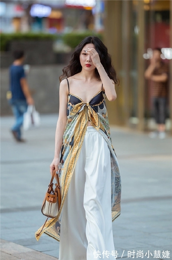 优雅|一条丝巾打造出一位异域风情的美女,飘逸的丝巾尽显美丽优雅