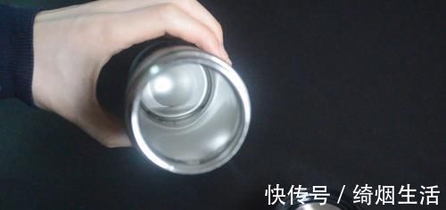 保温杯脏了不好洗？教你用一秘招，洗完就和新买的一样干净，很实用