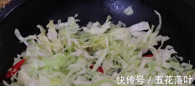 包菜好吃有诀窍，万不可直接下锅炒，多加这一步，营养开胃又下饭！