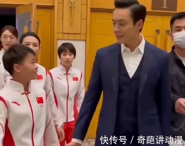 全紅嬋有多討喜？陳偉霆與她暢聊，鄧超和她合影，央視合唱站C位