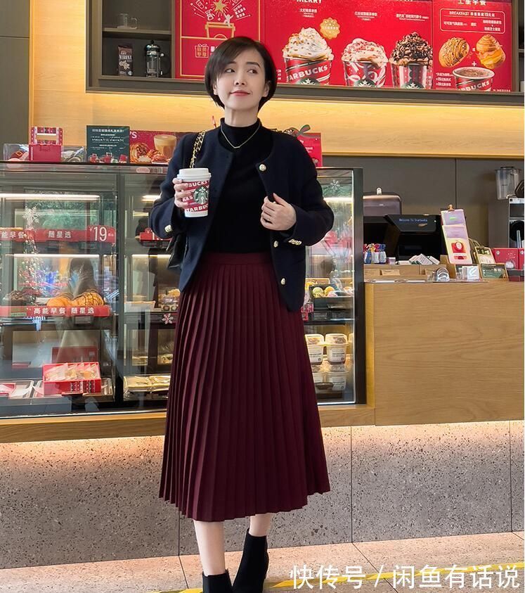 复古感 今年冬天火了一种穿法:叫“半裙+低跟靴”,优雅减龄,谁穿谁美