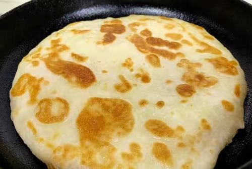 面点师|怎样烙饼才能不硬？关键在于和面，面点师教你1招，凉了也不硬