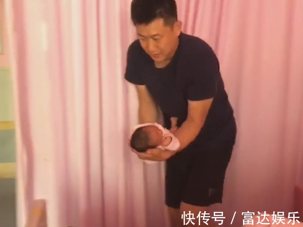 小宝宝|新生宝宝出生第二天,爸爸抱孩子的姿势亮了,有没有同款爸爸