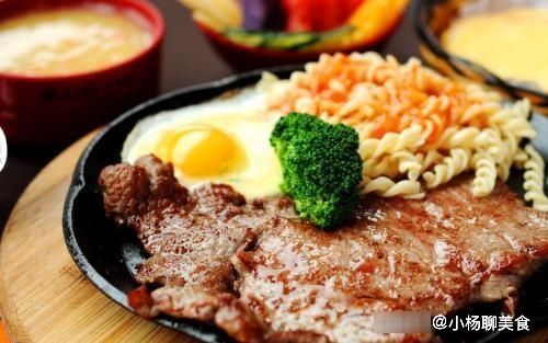 土鳖|去吃牛排，盘子里的牛排有啥用？很多人都是直接吃，服务员：土鳖