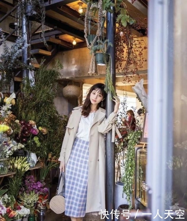 开春了，你的风衣准备好了吗？照着这样穿，时髦精就是你