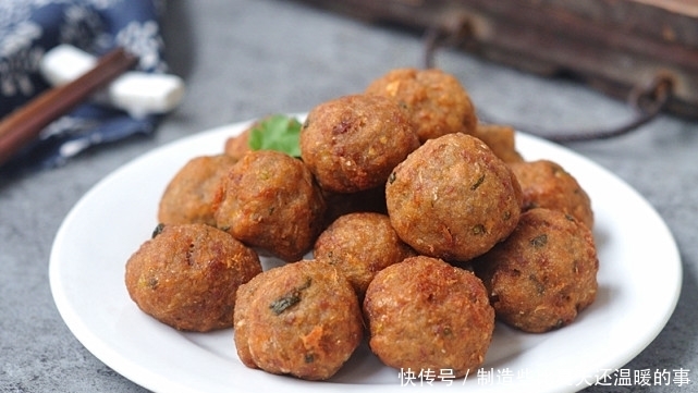 年菜少不了炸丸子,大厨教你一招,3块钱能炸1大盆,那叫一个酥香