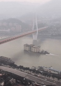 |搞笑GIF:昨天领女友回家吃饭,只顾着看她了,全家人大气都不敢喘一下