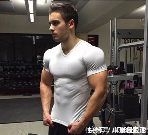 呲牙|健身男孩太壮了，穿上衣服都藏不住，怎么做到穿衣显瘦、脱衣有肉