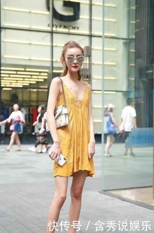 小姐姐穿运动范的紧身裤充满性感气息，十分的时尚优雅